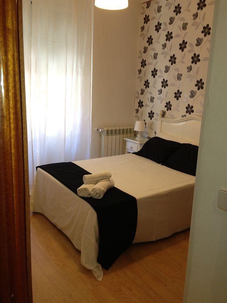 Hostal La Estrella Madrid Ngoại thất bức ảnh