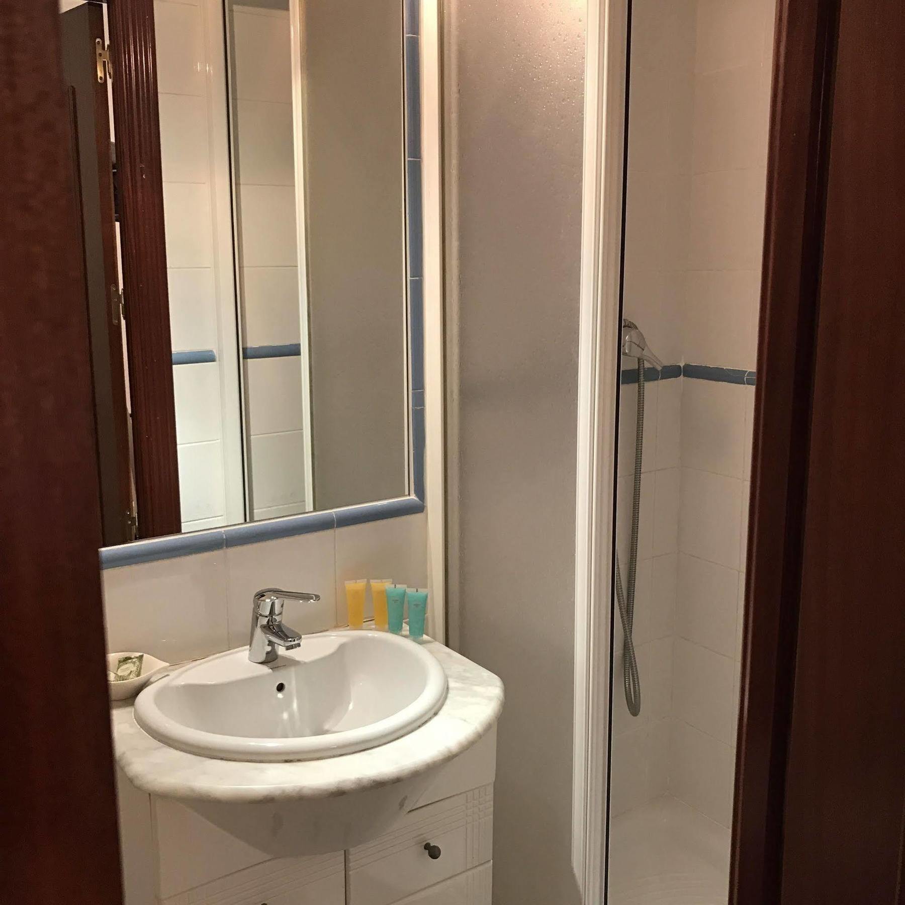 Hostal La Estrella Madrid Ngoại thất bức ảnh