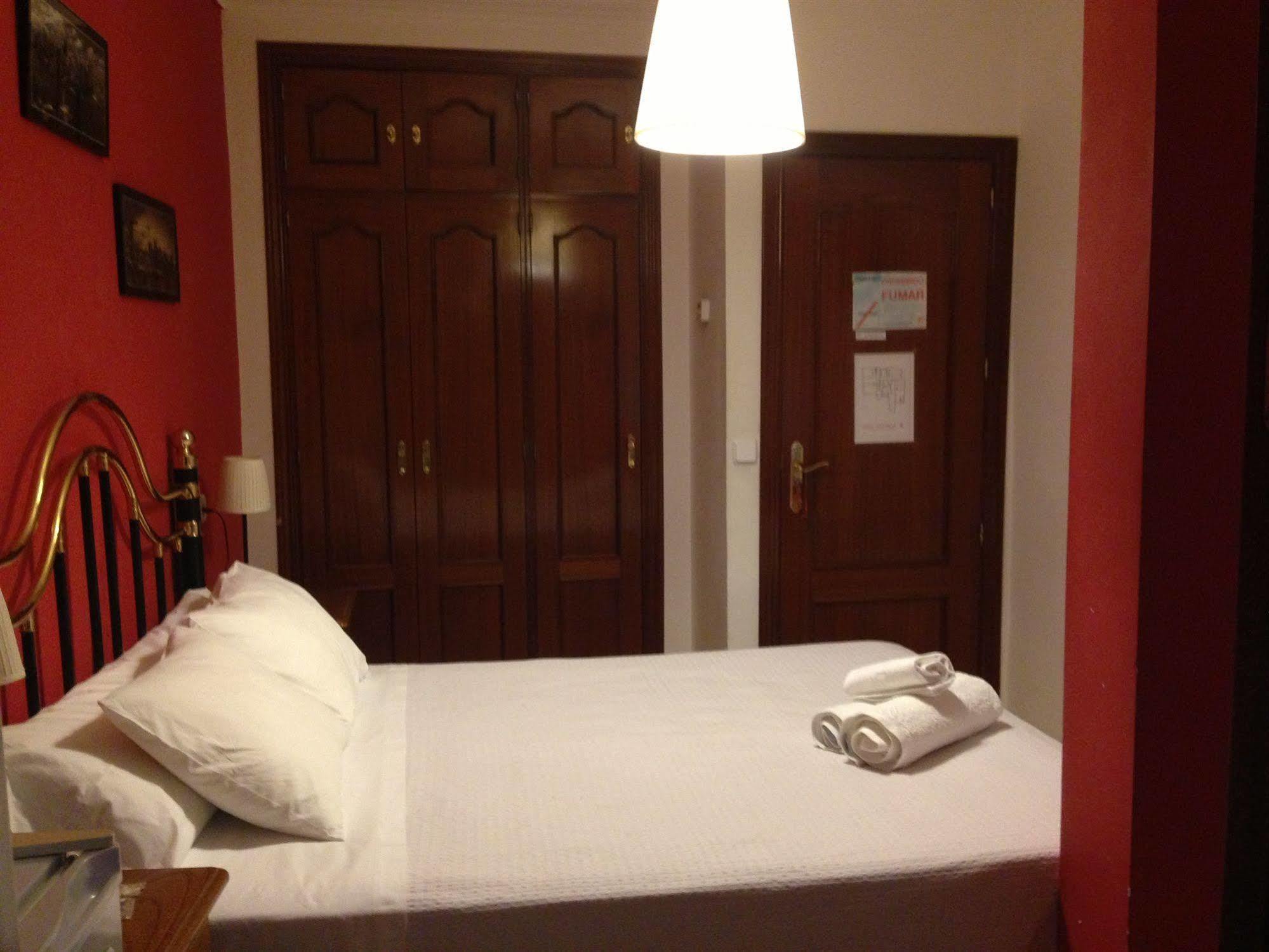 Hostal La Estrella Madrid Ngoại thất bức ảnh