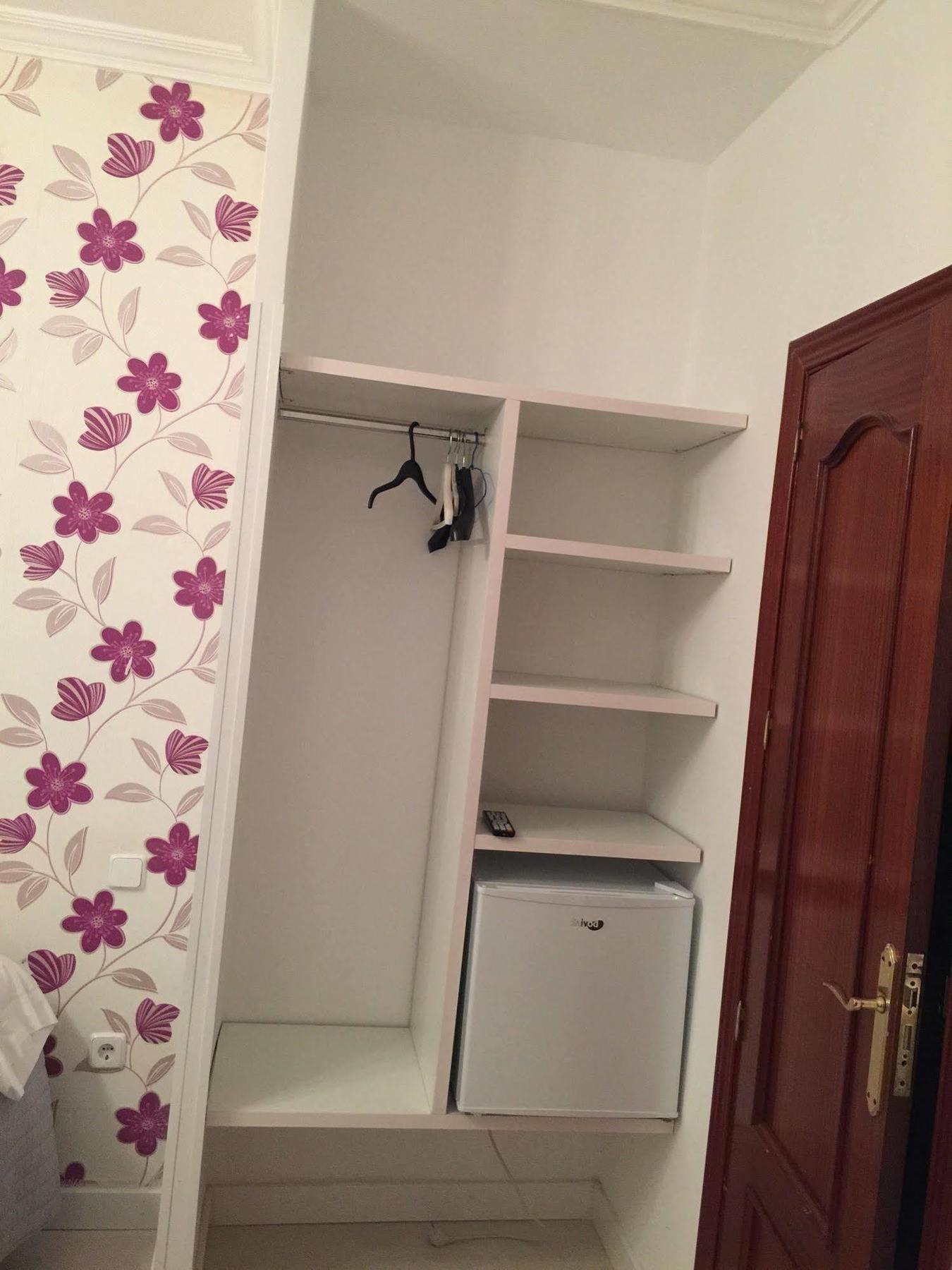 Hostal La Estrella Madrid Ngoại thất bức ảnh