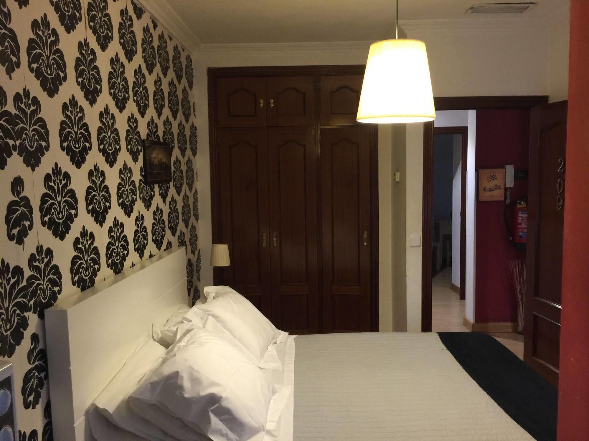 Hostal La Estrella Madrid Ngoại thất bức ảnh
