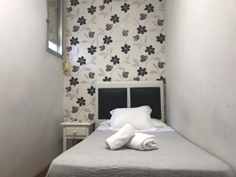 Hostal La Estrella Madrid Ngoại thất bức ảnh