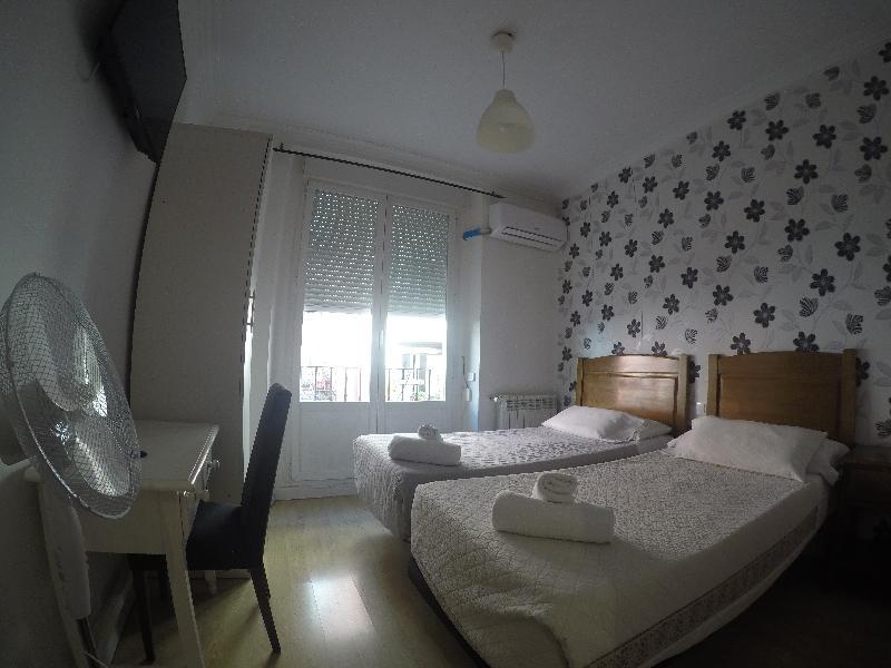 Hostal La Estrella Madrid Ngoại thất bức ảnh