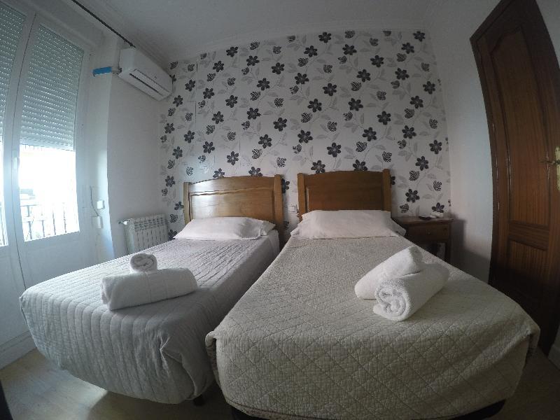Hostal La Estrella Madrid Ngoại thất bức ảnh